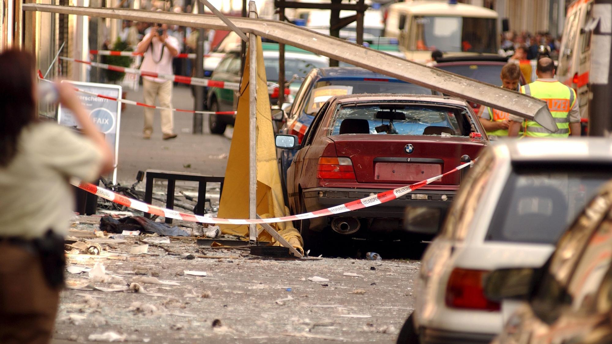 Das Foto zeigt die verwüstete Keupstraße unmittelbar nach dem Bombenanschlag 2004.