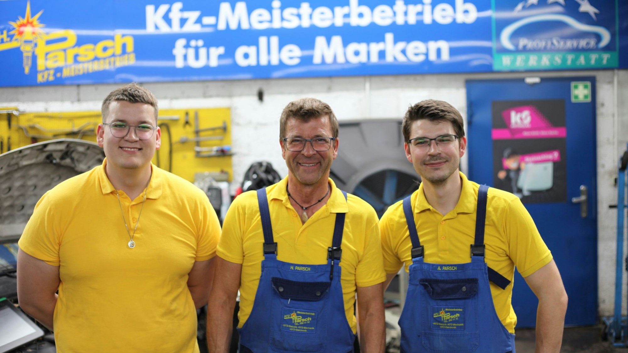 Holger Parsch mit seinen Söhnen Cedric (li.) und Aljoscha (re.) in der gemeinsamen Werkstatt.