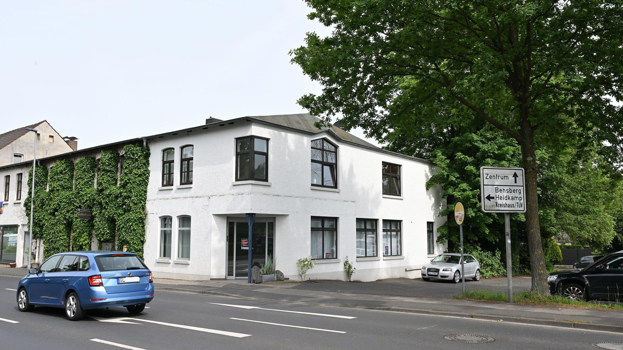 Zu sehen ist das zweistöckige Gebäude der ehemaligen Bankfiliale, das direkt an der Straße liegt.