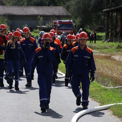 Jugendfeuerwehrleute aus Troisdorfer proben bei einer Großübung den Ernstfall und die Wasserversorgung über lange Wegstrecken.