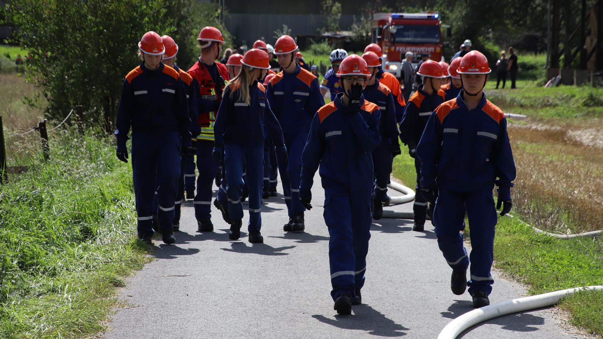Jugendfeuerwehrleute aus Troisdorfer proben bei einer Großübung den Ernstfall und die Wasserversorgung über lange Wegstrecken.