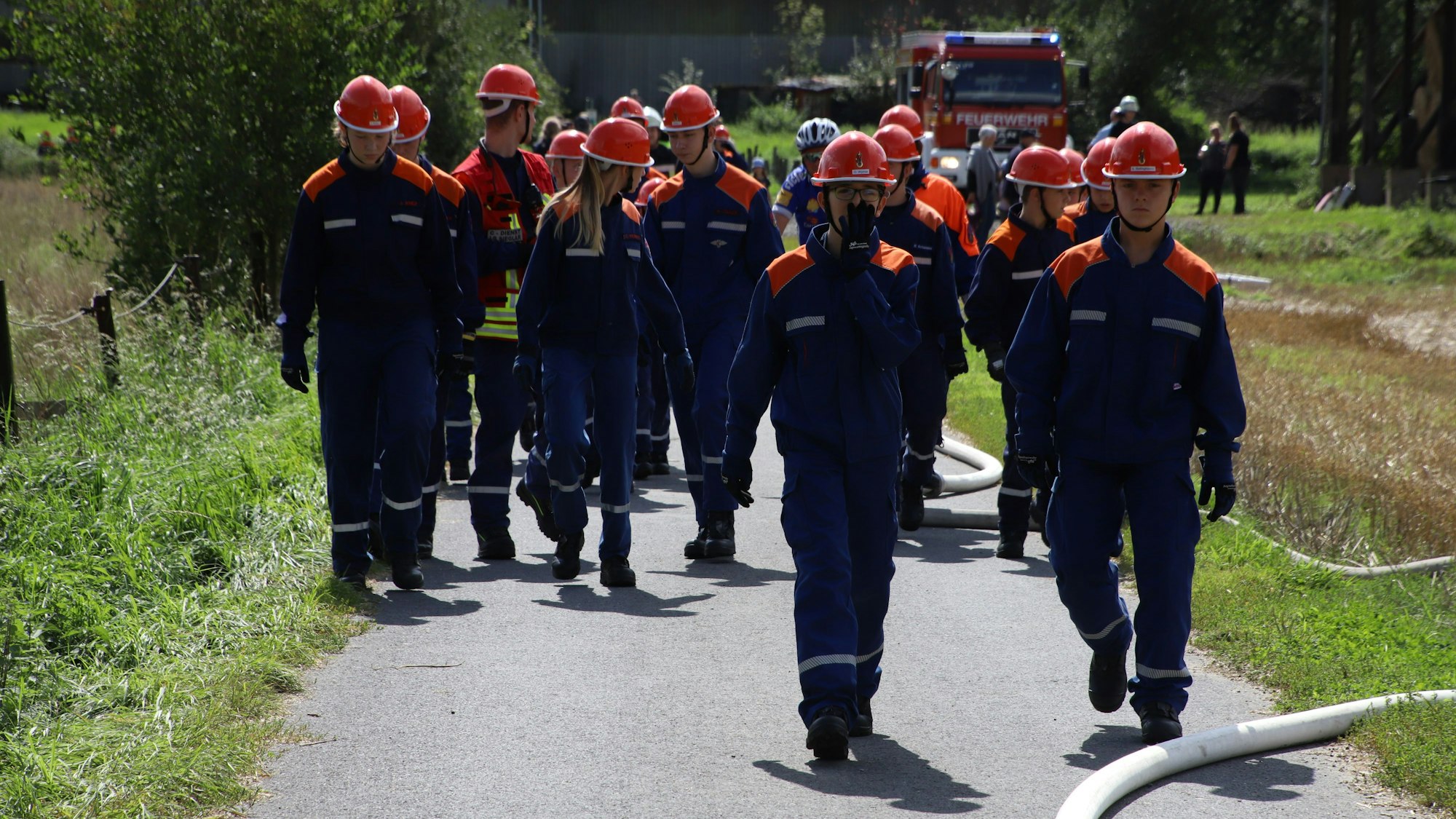 Jugendfeuerwehrleute aus Troisdorfer proben bei einer Großübung den Ernstfall und die Wasserversorgung über lange Wegstrecken.
