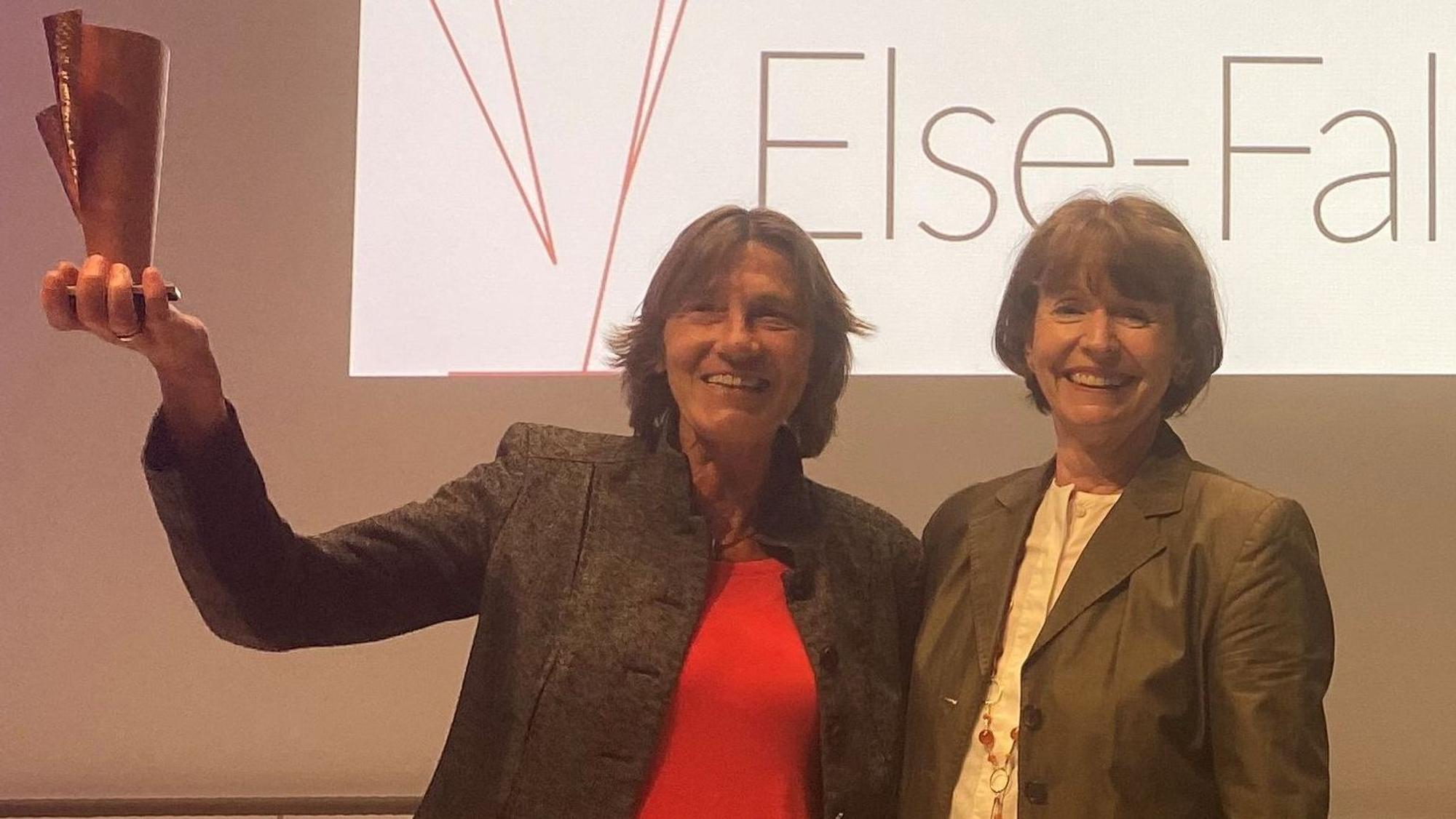 Zu sehen sind die Preisträgerin Else-Falk-Preises, Christiane Lehmann, sowie Henriette Reker.