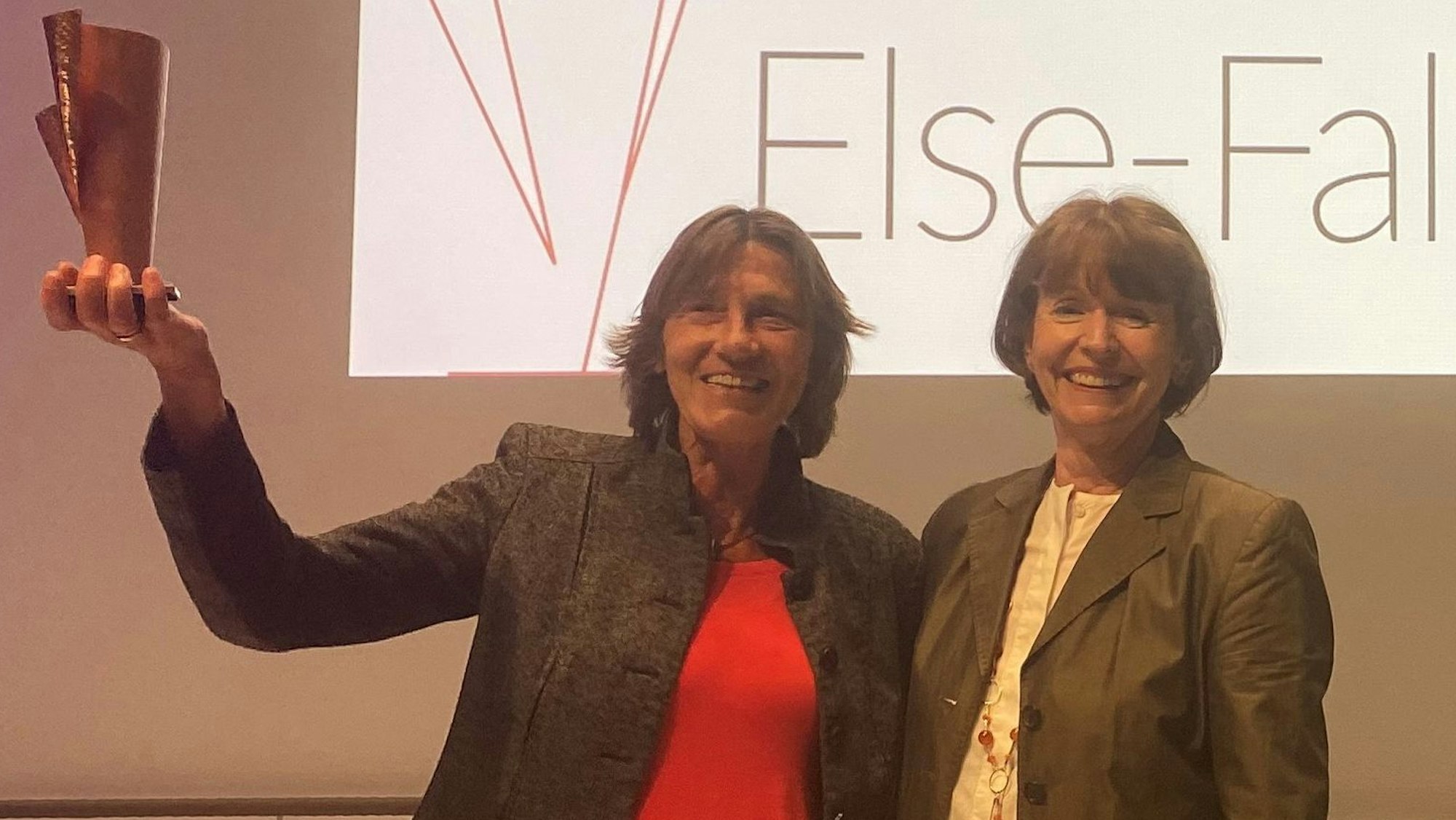 Zu sehen sind die Preisträgerin Else-Falk-Preises, Christiane Lehmann, sowie Henriette Reker.