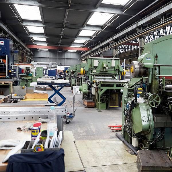 Das Bild zeigt einen Blick in eine der Produktionshallen von Hein, Lehmann in Nettersheim-Zingsheim, in der zahlreiche Maschinen stehen.