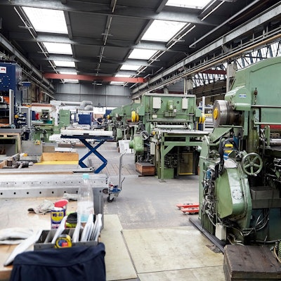 Das Bild zeigt einen Blick in eine der Produktionshallen von Hein, Lehmann in Nettersheim-Zingsheim, in der zahlreiche Maschinen stehen.