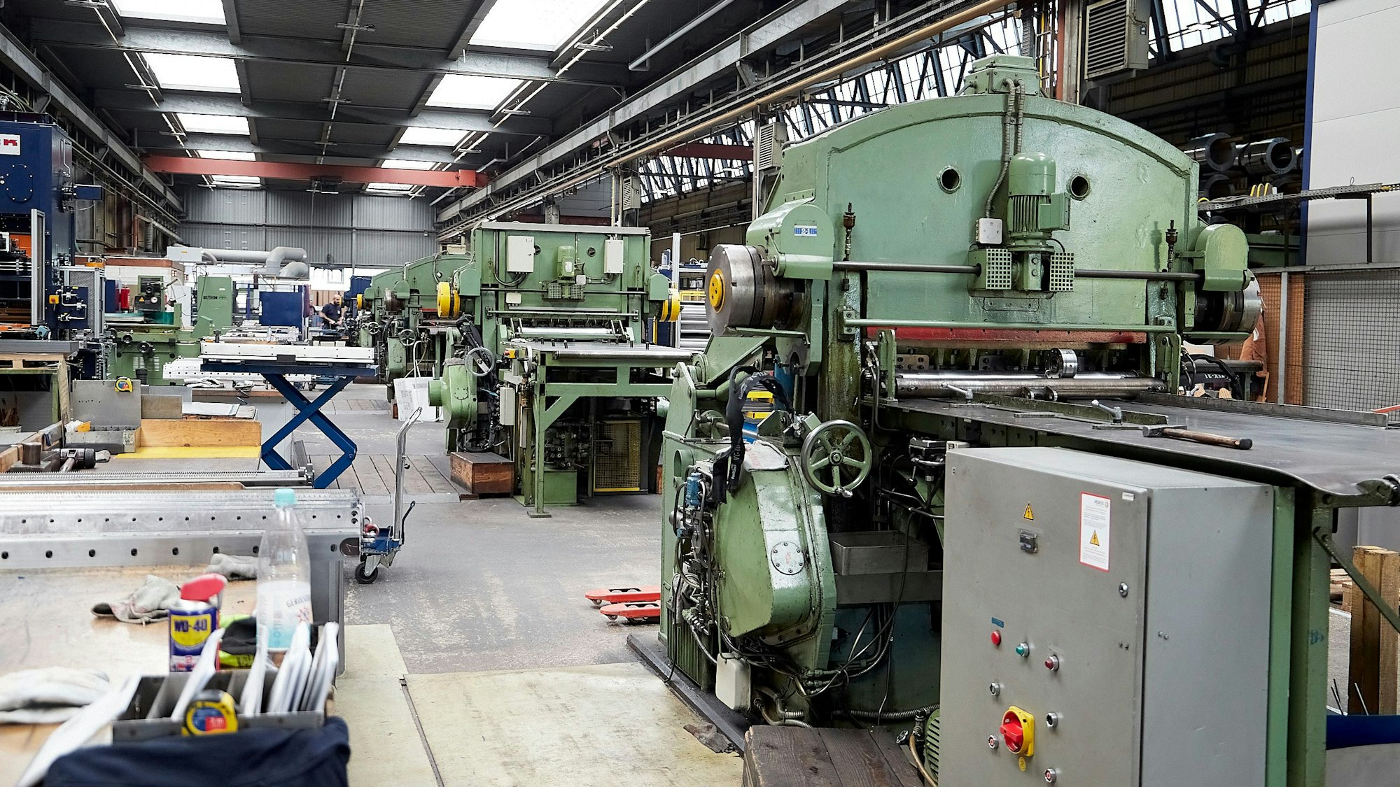 Das Bild zeigt einen Blick in eine der Produktionshallen von Hein, Lehmann in Nettersheim-Zingsheim, in der zahlreiche Maschinen stehen.