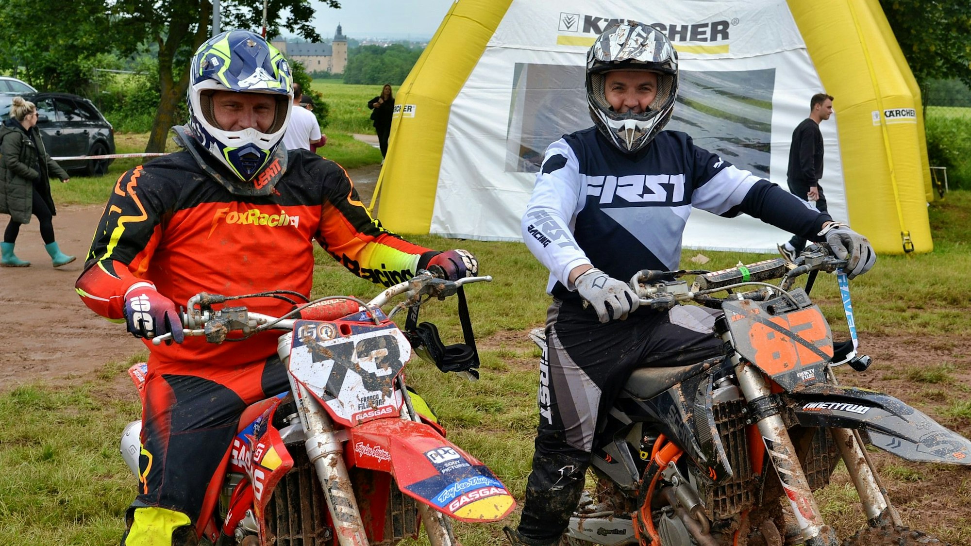 Franco Filipponi (links) und Stefan Kramer sitzen auf ihren Motorrädern.