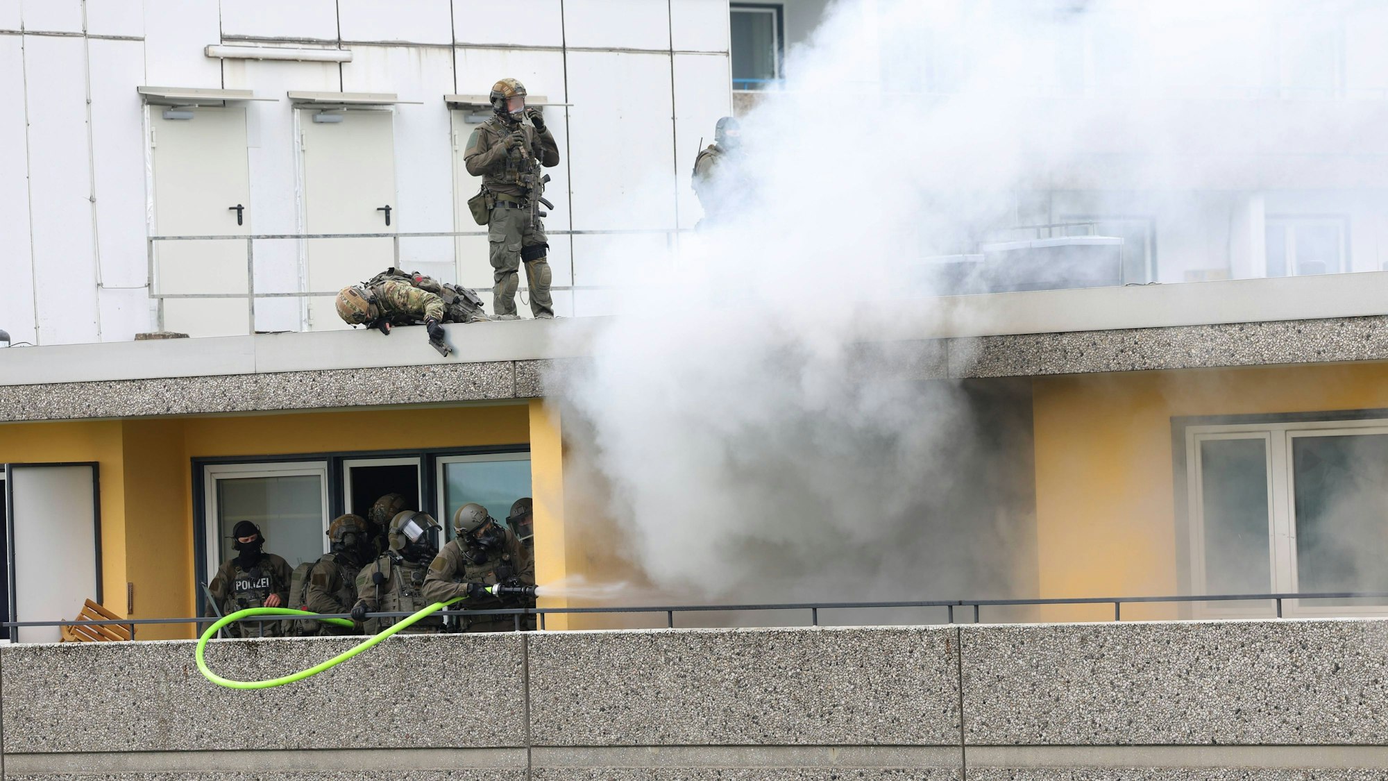 Polizisten beim Einsatz im Hochhaus: Aus der Wohnung von Frank P. dringt dichter Qual ins Freie. Er wird erst Stunden nach der Explosion überwältigt.