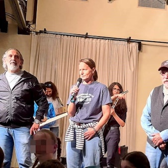 MKG Schulleiterin Claudia Roche (m)
Links Kutlu, rechts Janus Fröhlich, Foto: MKG