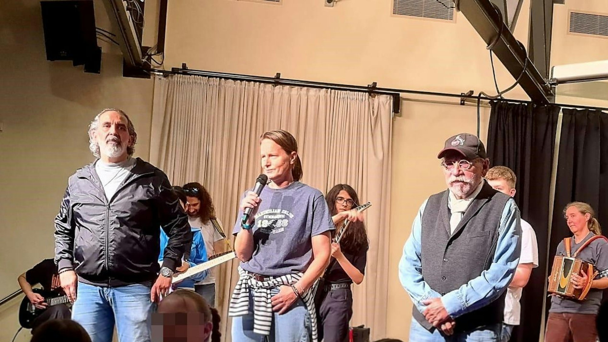 MKG Schulleiterin Claudia Roche (m)
Links Kutlu, rechts Janus Fröhlich, Foto: MKG