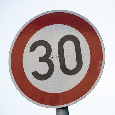 Ein Schild weist auf die Geschwindigkeitsbegrenzung von 30 Km/h hin.