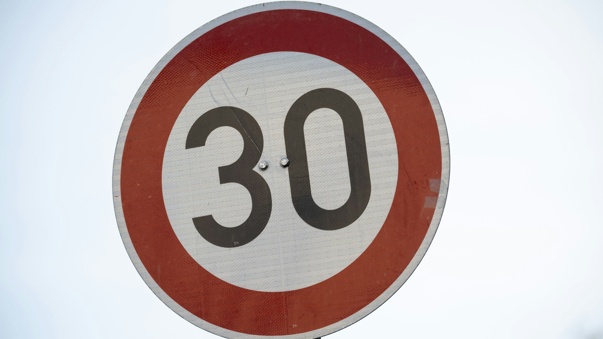 Ein Schild weist auf die Geschwindigkeitsbegrenzung von 30 Km/h hin.