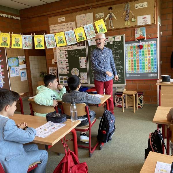 Jean-Jacques Rousseau unterrichtet in einem Klassenzimmer in Manderfeld Deutsch für Kinder von Geflüchteten an der Clara Viebig Gemeindeschule.