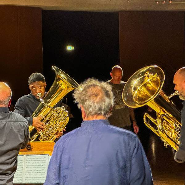 Tuba-Power im Erholungshas: Links Andreas Martin Hofmeir mit Start-Akademist Joshua Williams (3.v.l.)