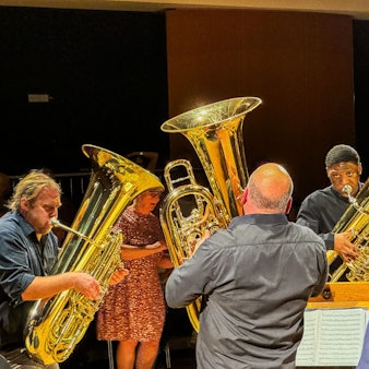 Tuba-Power im Erholungshas: Links Andreas Martin Hofmeir mit Start-Akademist Joshua Williams (3.v.l.)