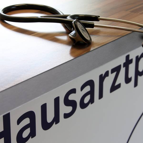 Ein Stethoskop liegt in der Praxis eines Hausarztes auf einem Tisch.
