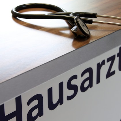 Ein Stethoskop liegt in der Praxis eines Hausarztes auf einem Tisch.