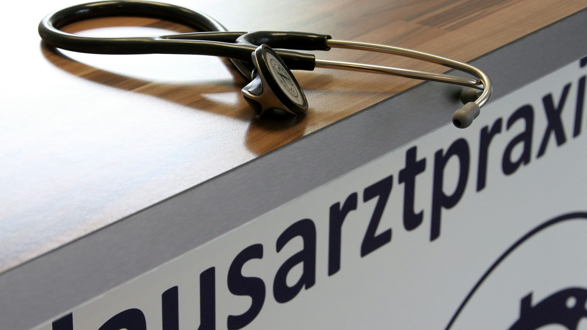 Ein Stethoskop liegt in der Praxis eines Hausarztes auf einem Tisch.