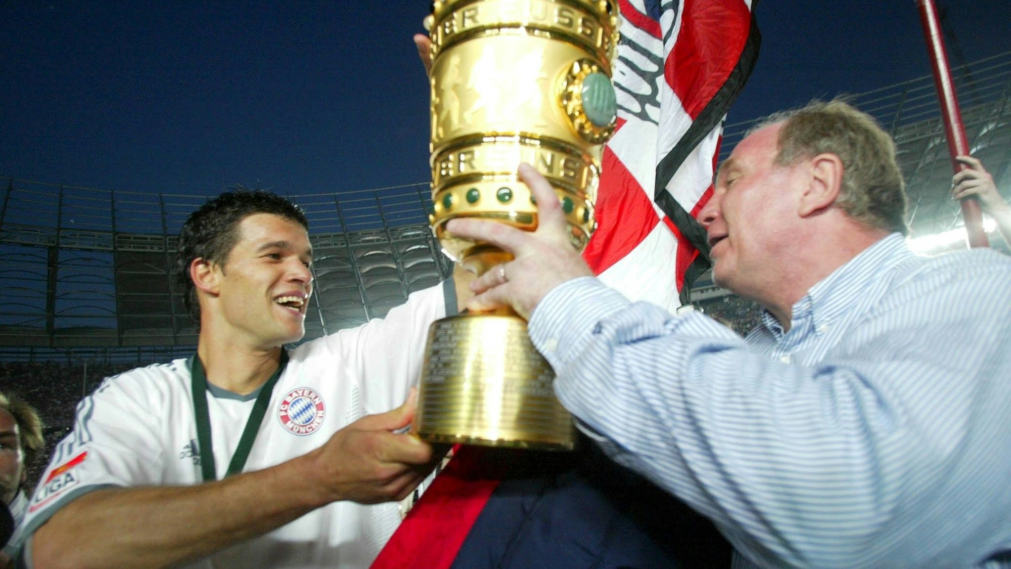 2003 in Berlin: Michael Ballack gewinnt mit dem FC Bayern gegen Kaiserslautern (3:1) erstmals den DFB-Pokal und feiert mit Uli Hoeneß.