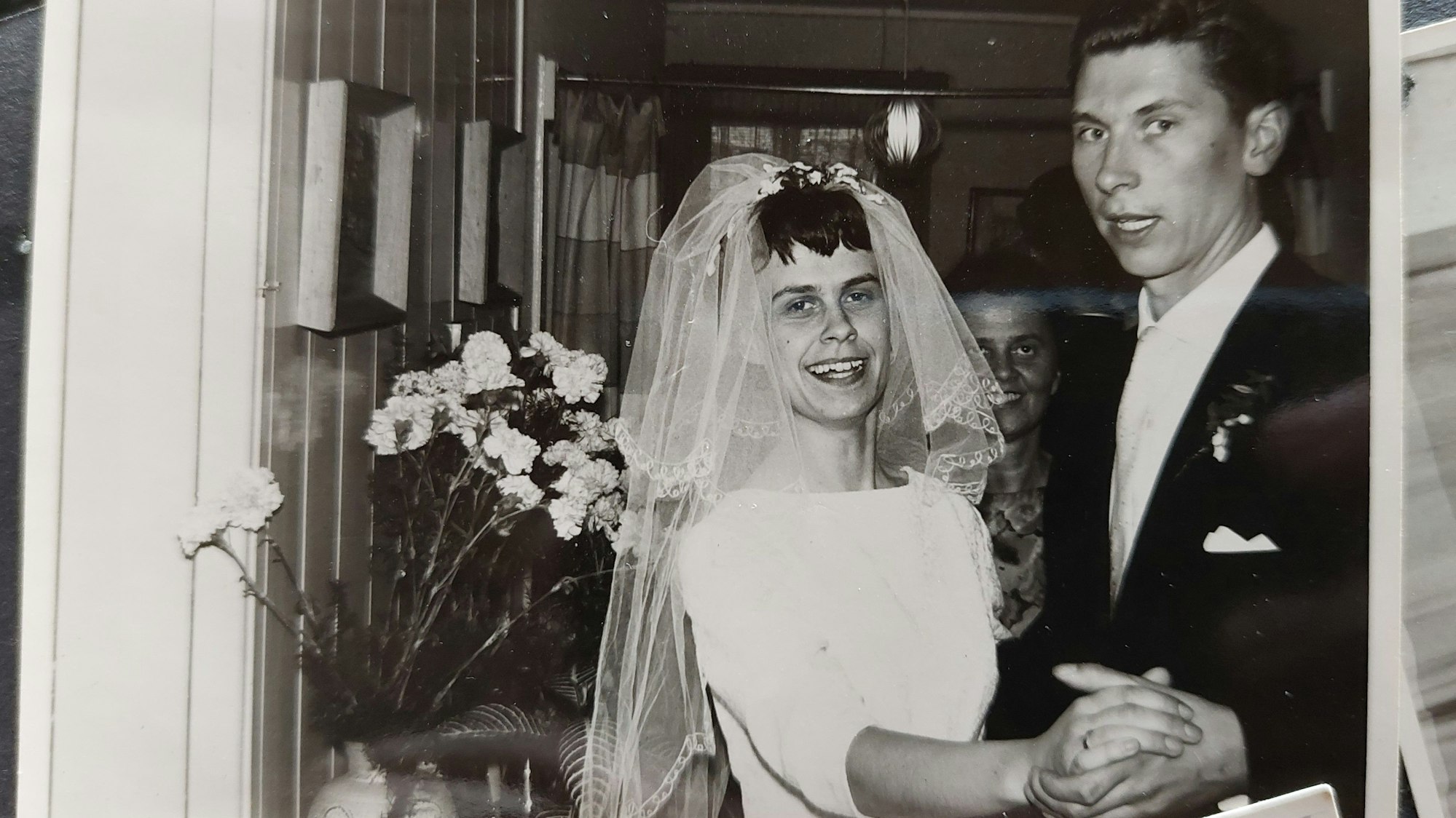 Ein Hochzeitspaar tanzt