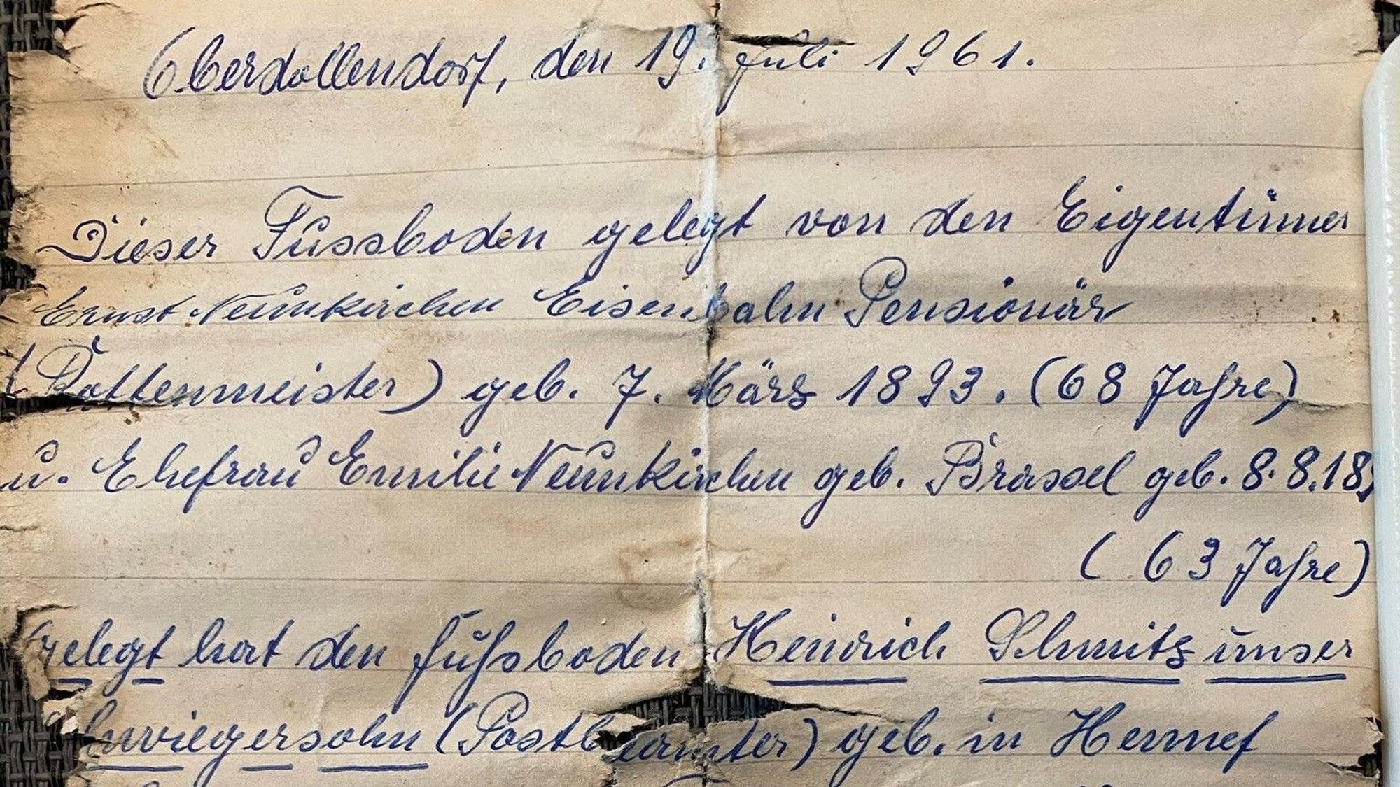 Ein vergilbtes und an den Rändern eingerissenes Papier, das vom 19. Juli 1961 datiert..