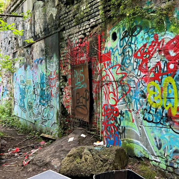 Nach dem illegalen Rave vom Samstag, bei dem 18 Menschen Kohlenmonoxid-Vergiftungen erlitten, hat die Stadt mit einer Metallplatte den Eingang zum Zwischenwerk IXb notdürftig verschlossen.