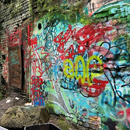 Nach dem illegalen Rave vom Samstag, bei dem 18 Menschen Kohlenmonoxid-Vergiftungen erlitten, hat die Stadt mit einer Metallplatte den Eingang zum Zwischenwerk IXb notdürftig verschlossen.