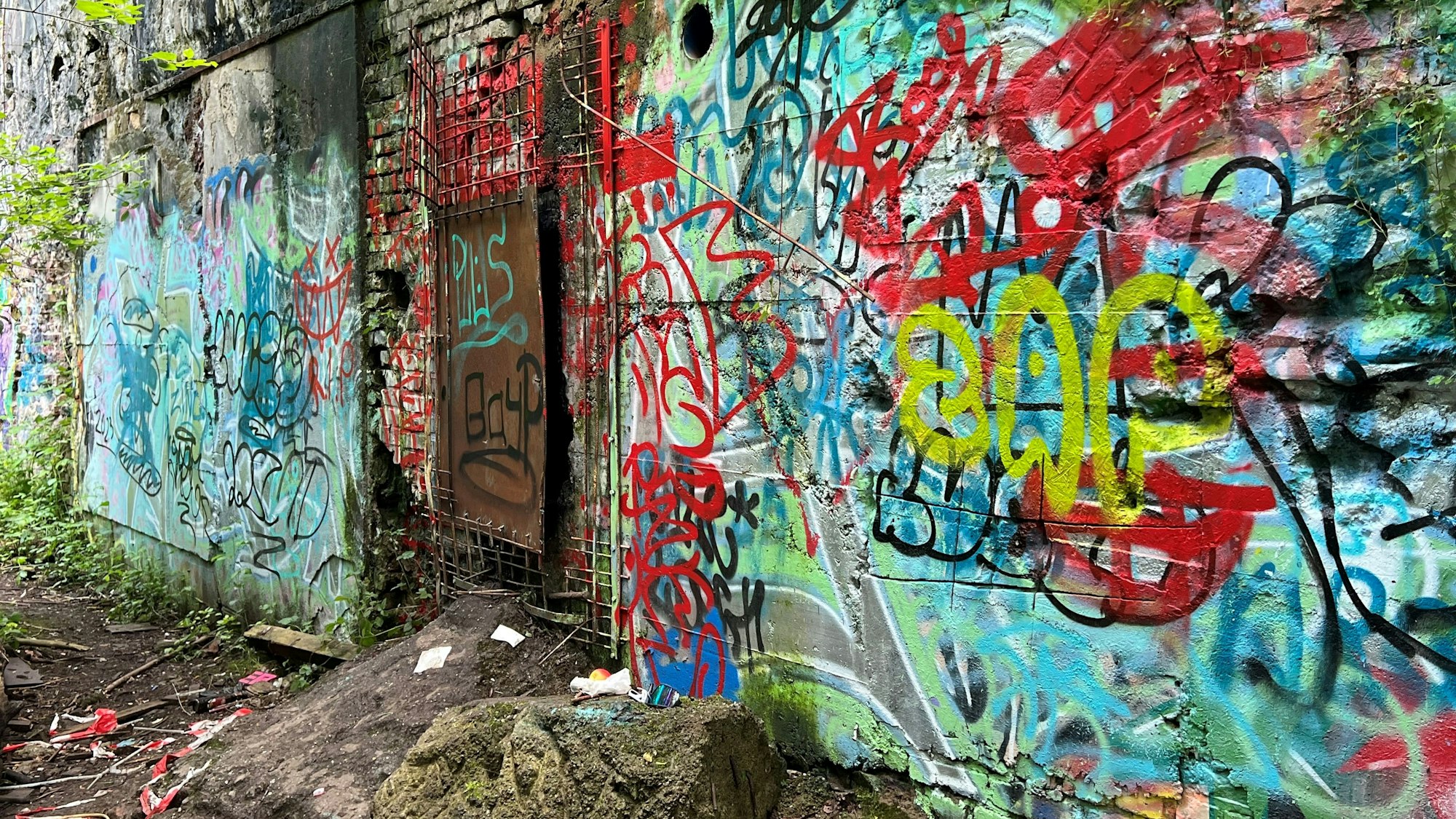 Nach dem illegalen Rave vom Samstag, bei dem 18 Menschen Kohlenmonoxid-Vergiftungen erlitten, hat die Stadt mit einer Metallplatte den Eingang zum Zwischenwerk IXb notdürftig verschlossen.