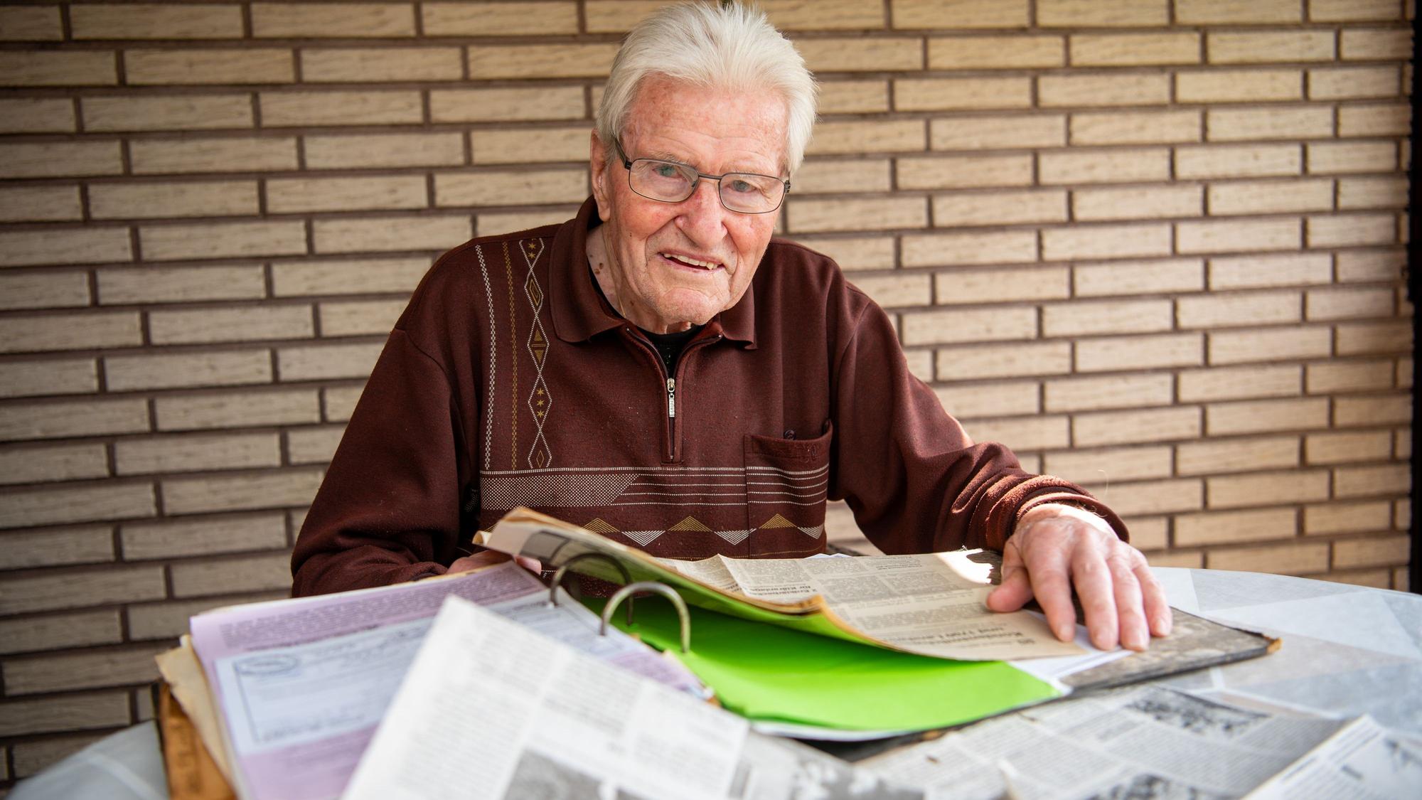 Josef Braun aus Losheim wälzt die Ordner mit den historischen Dokumenten.