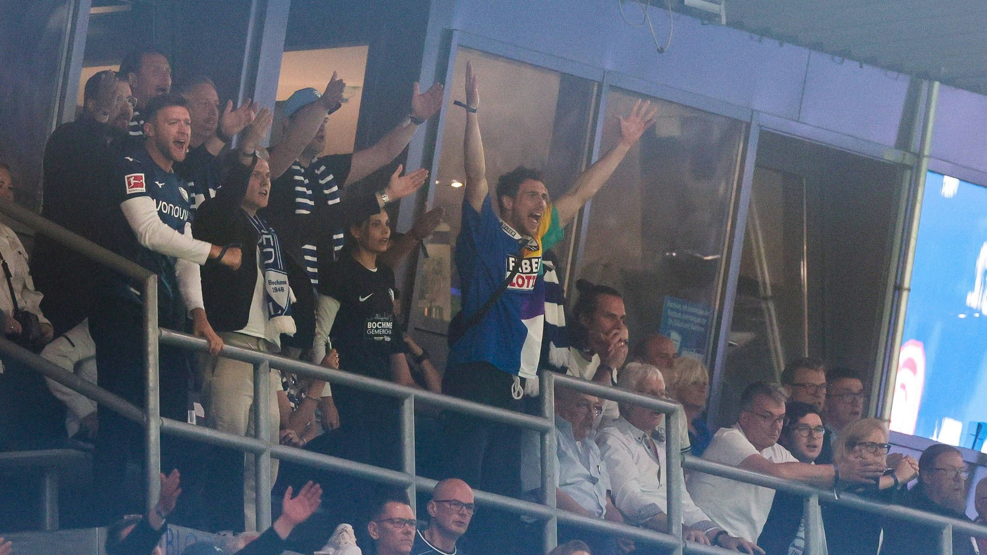 Leon Goretzka vom FC Bayern München schaut sich das Spiel des VfL Bochum an im Trikot an und leidet mit.