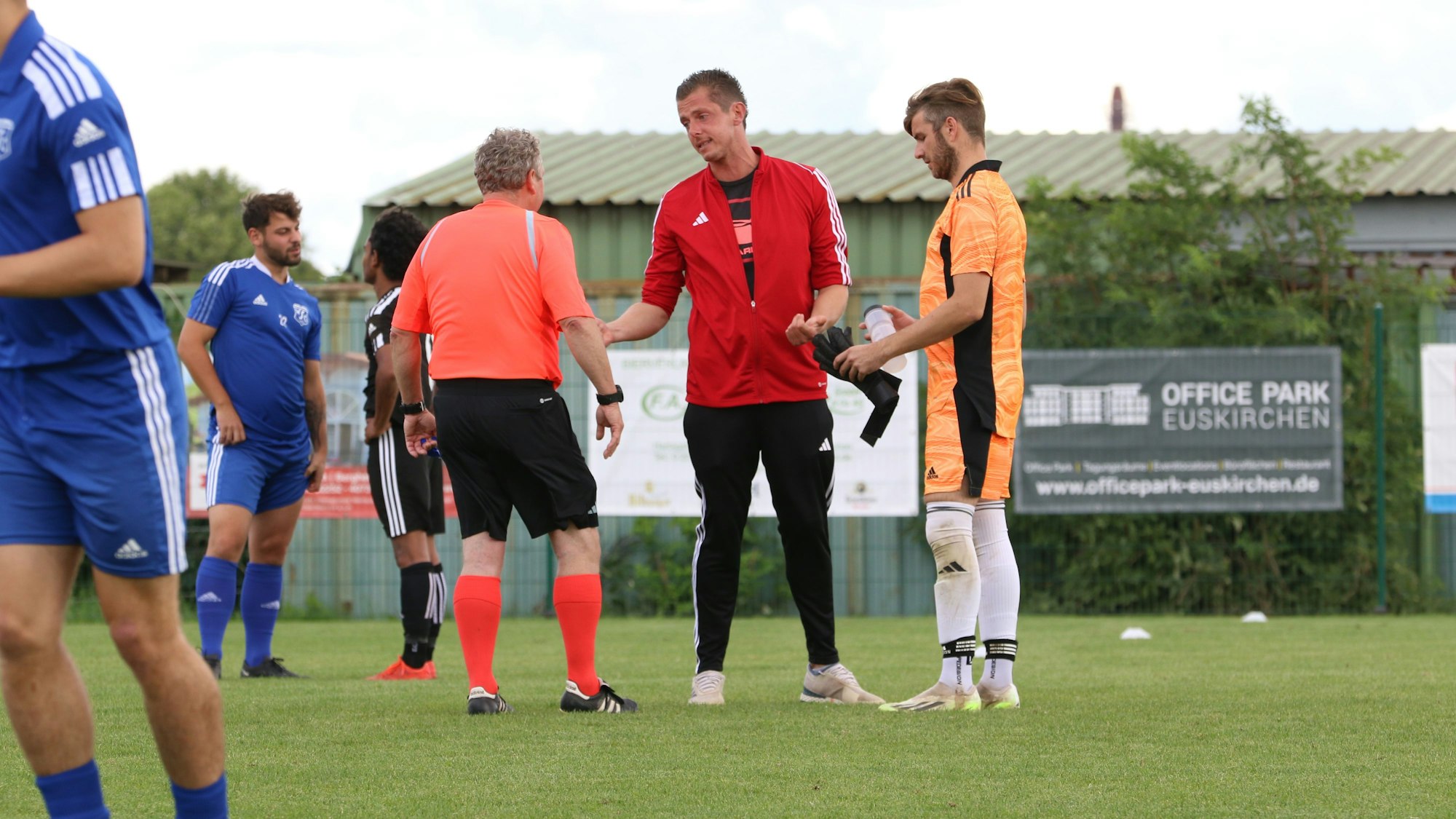 Das Bild zeigt Davepon im Gespräch mit Schiedsrichter Torsten Kolbeck.