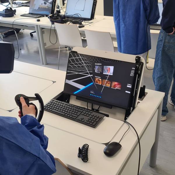 Eine Studentin wählt mit der VR-Brille aus, welche virtuelle Operation sie durchführen möchte.
