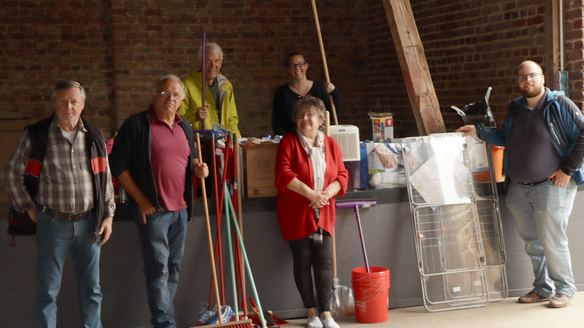 Das Bild zeigt mehrere Ehrenamtliche, die Hilfsgüter für die Flutopfer sammeln.