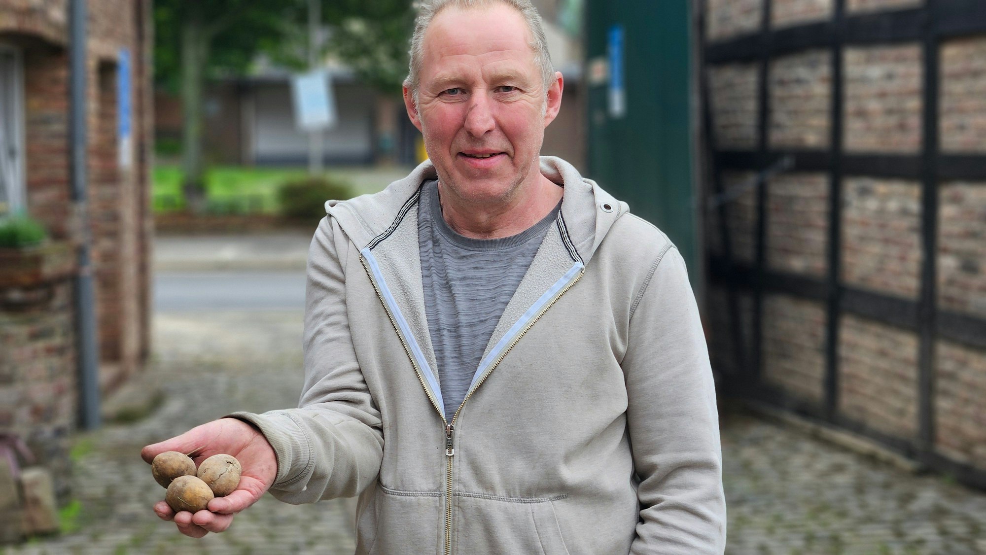 René Hergenröther fand Kartoffeln, die von einem Feld auf seinen Hof in der Ortsmitte gespült worden waren