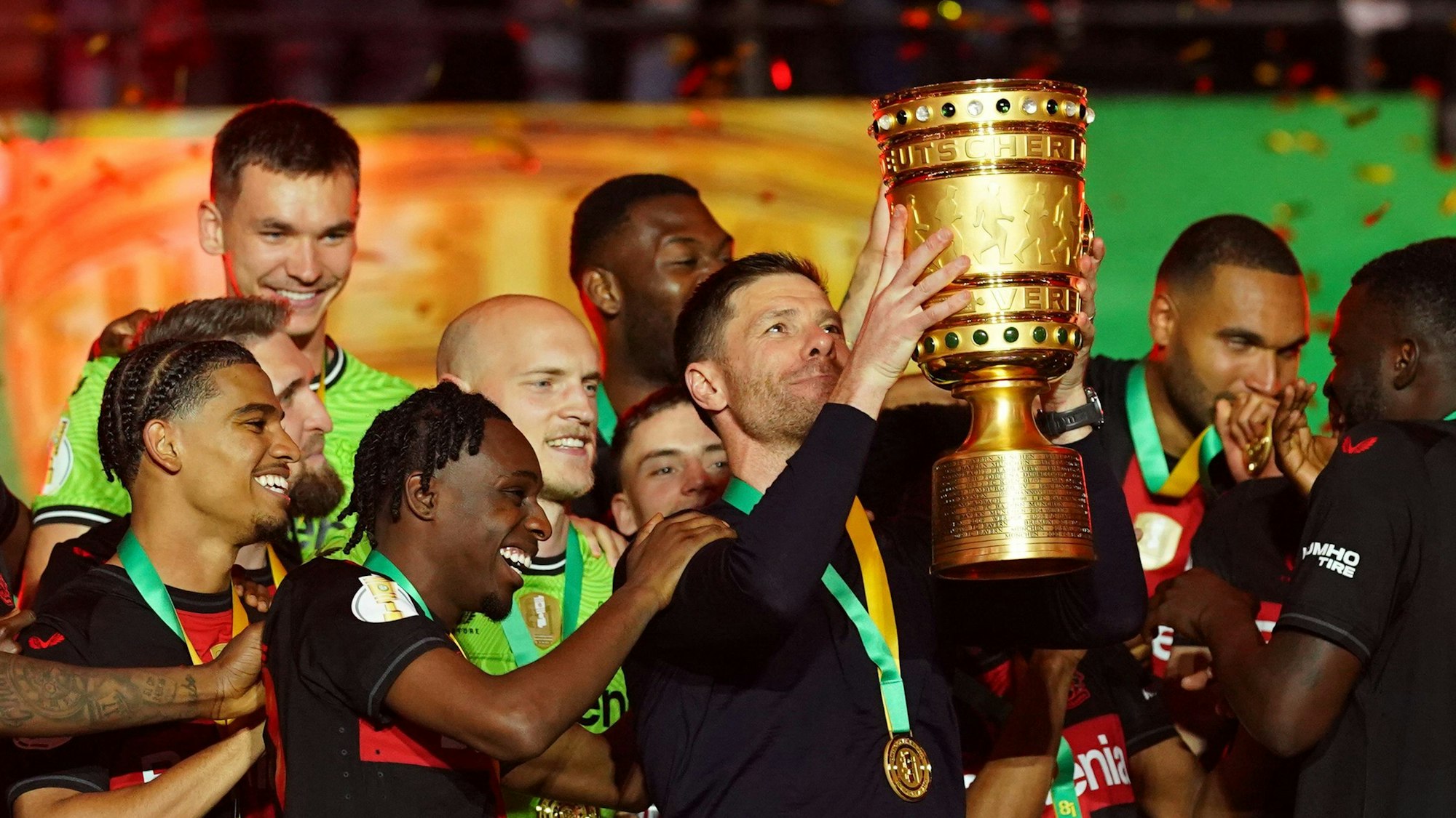 Leverkusens Trainer Xabi Alonso jubelt nach dem Sieg mit der Trophäe; der Baske hat die Werkself zum Double geführt.