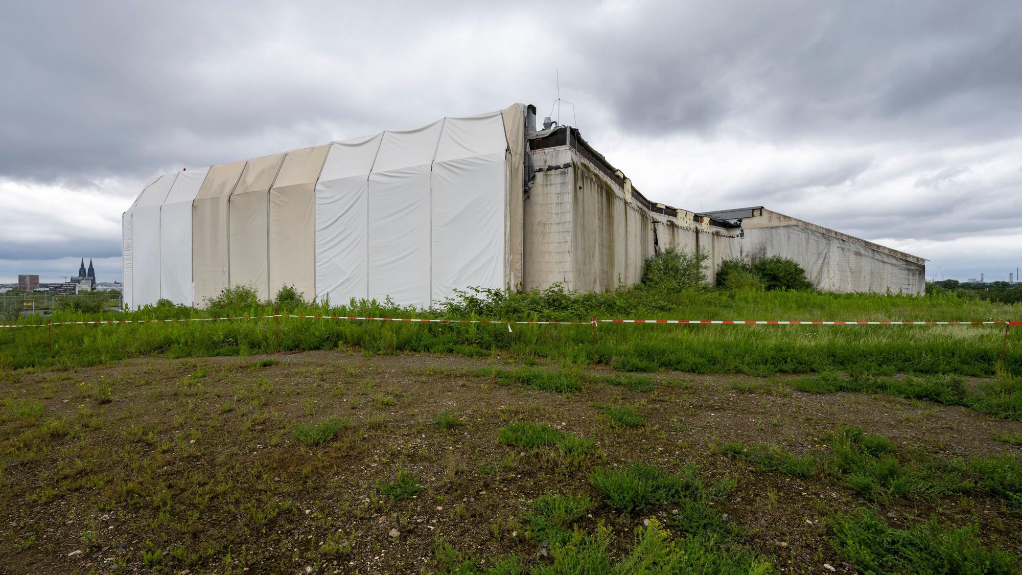 Der Hubschrauberhangar konnte nie fertiggestellt werden, weil der Untergrund instabil ist. Der als Kalkberg bekannte Abraumhügel ist ein Sanierungsfall.