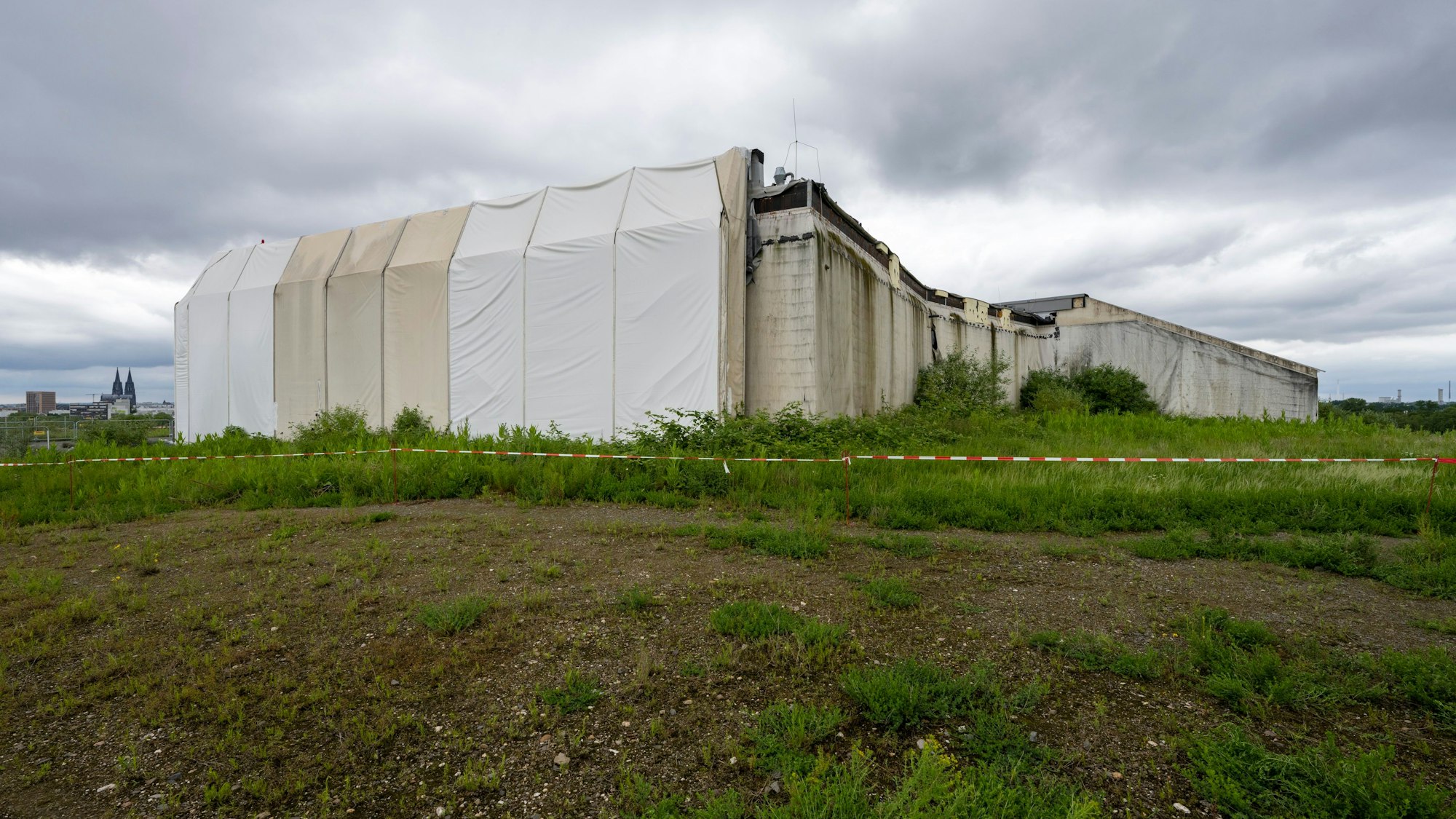 Der Hubschrauberhangar konnte nie fertiggestellt werden, weil der Untergrund instabil ist. Der als Kalkberg bekannte Abraumhügel ist ein Sanierungsfall.