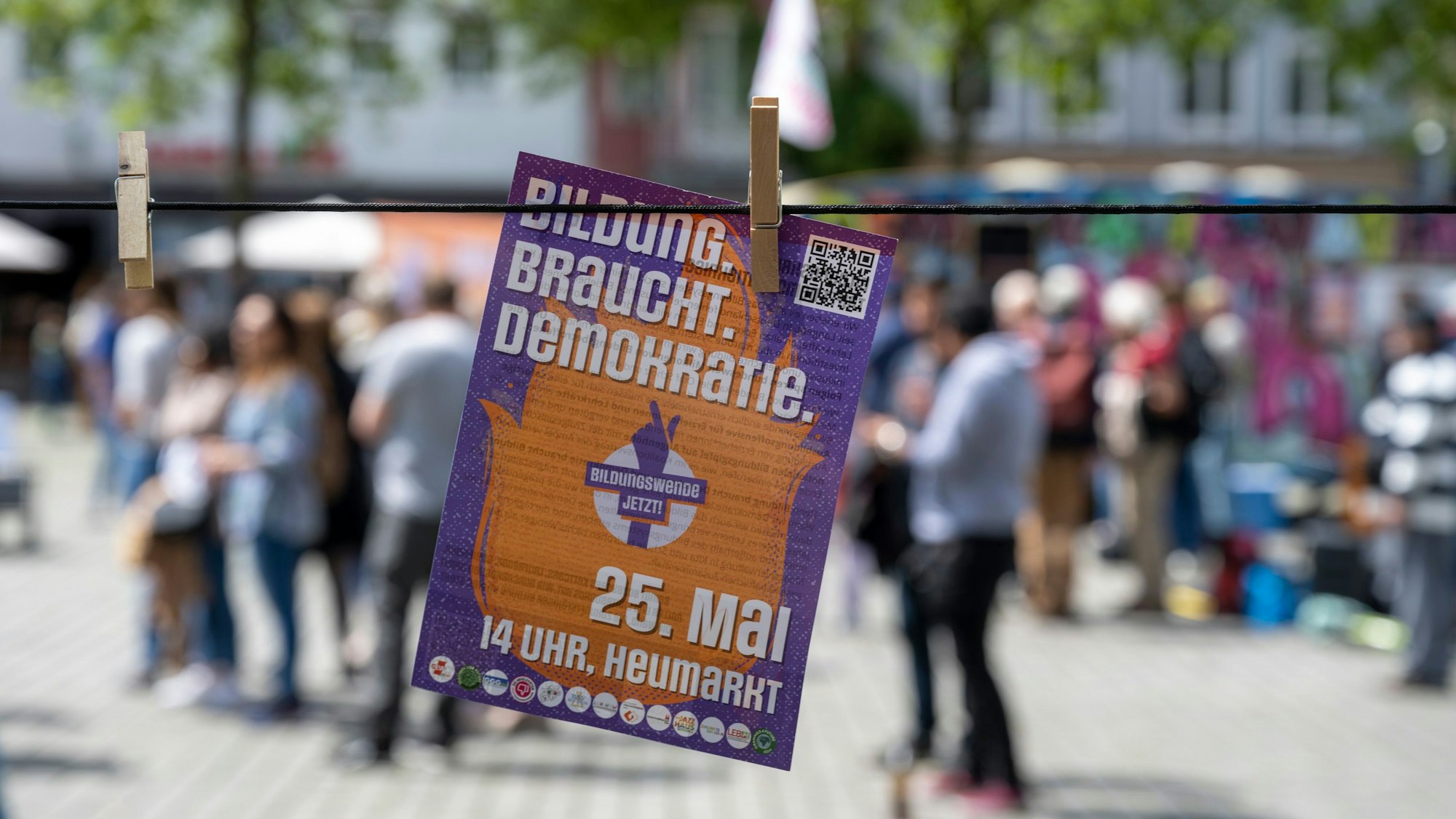 Ein Plakat verweist auf die Veranstaltung am Heumarkt.
