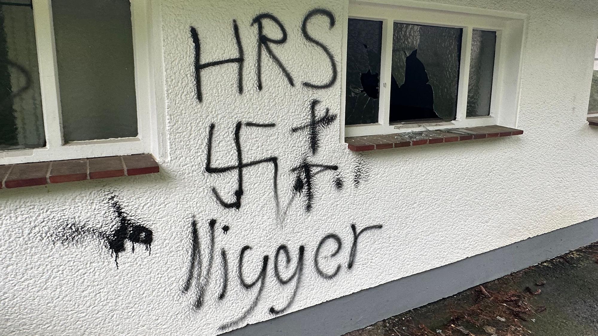 An den Wänden seines Lagergebäudes am Talweg in Waldbröl hat der Geschäftsmann Michael Kappenstein mehrere Schmierereien, darunter auch ein Hakenkreuz, entdeckt.