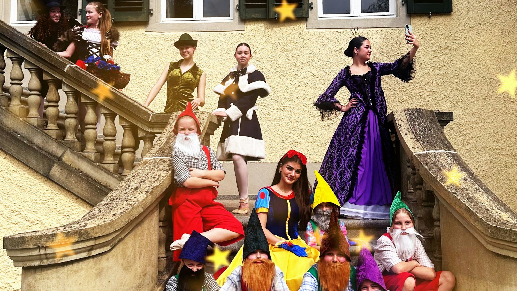 Ballettmusicaldarsteller stehen und sitzen auf der Außentreppe des Hauptgebäudes von Schloss Eulenbroich in Rösrath.