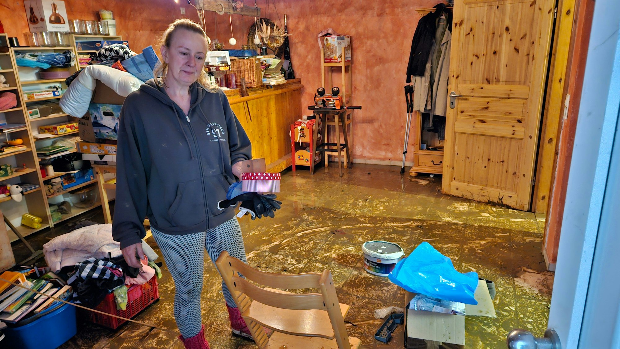 Silke Györi wirft alles Hab und Gut weg, das in ihrem Keller gelagert war. Schlamm und Wasser haben alles zerstört.