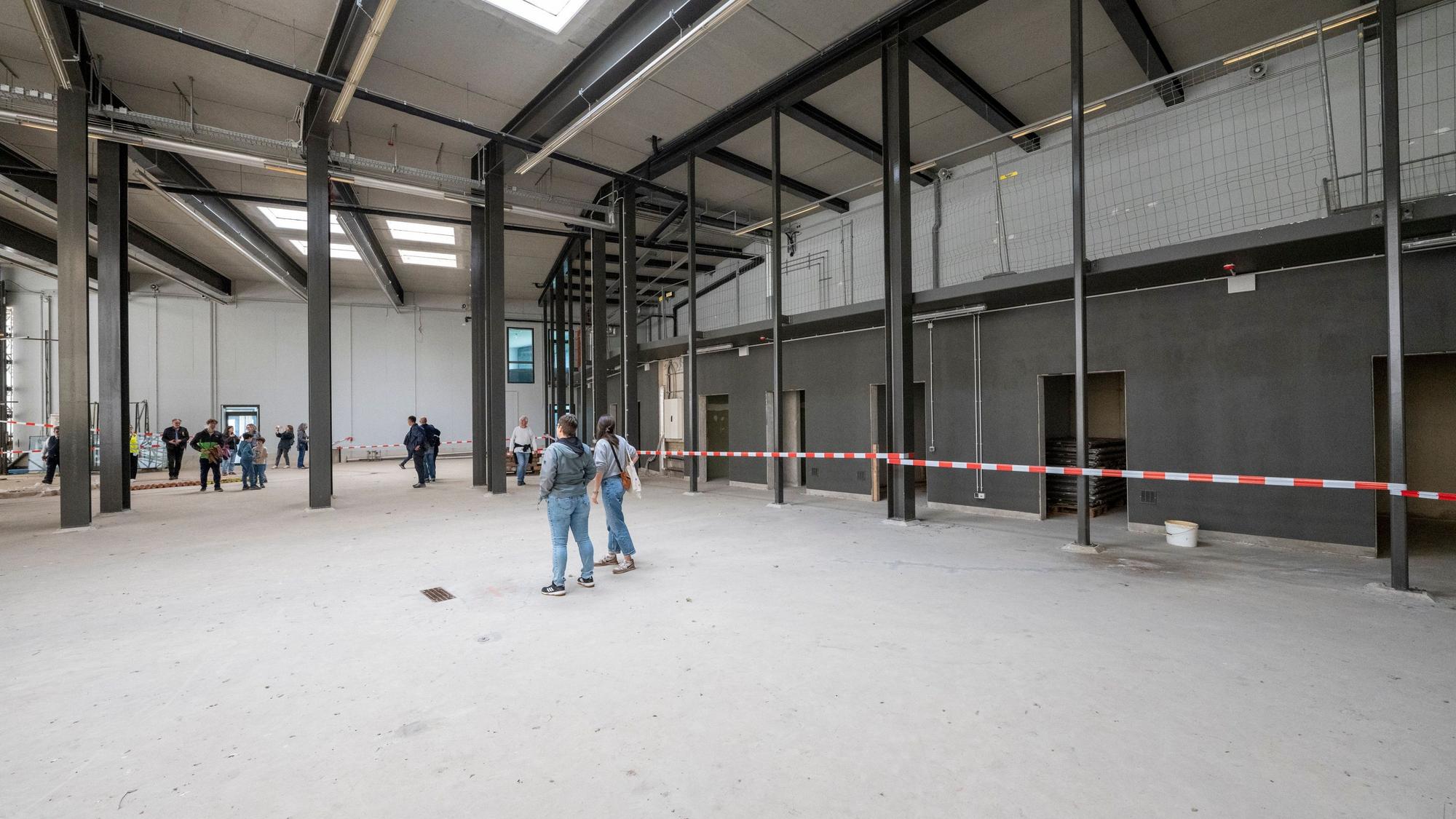 Besucherinnen und Besucher im Hangar