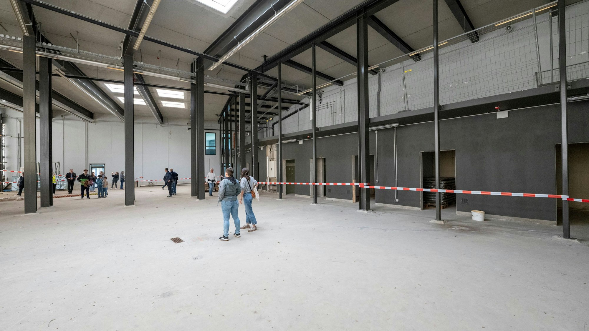 Besucherinnen und Besucher im Hangar