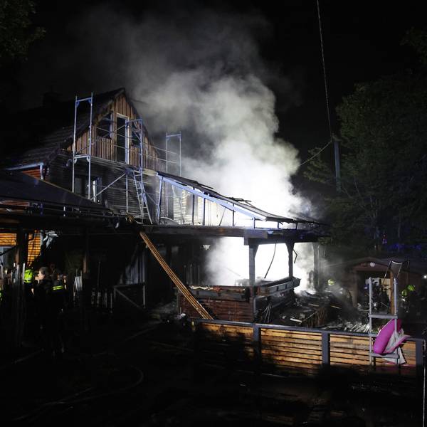 Alle Einheiten der Freiwilligen Feuerwehr Bergneustadt waren in der Nacht zu Samstag in der Ortschaft Immicke im Einsatz. Dort stand ein Wintergarten in Fachwerkbauweise vollständig in Flammen.