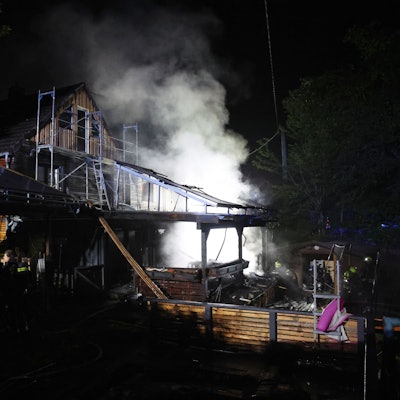 Alle Einheiten der Freiwilligen Feuerwehr Bergneustadt waren in der Nacht zu Samstag in der Ortschaft Immicke im Einsatz. Dort stand ein Wintergarten in Fachwerkbauweise vollständig in Flammen.