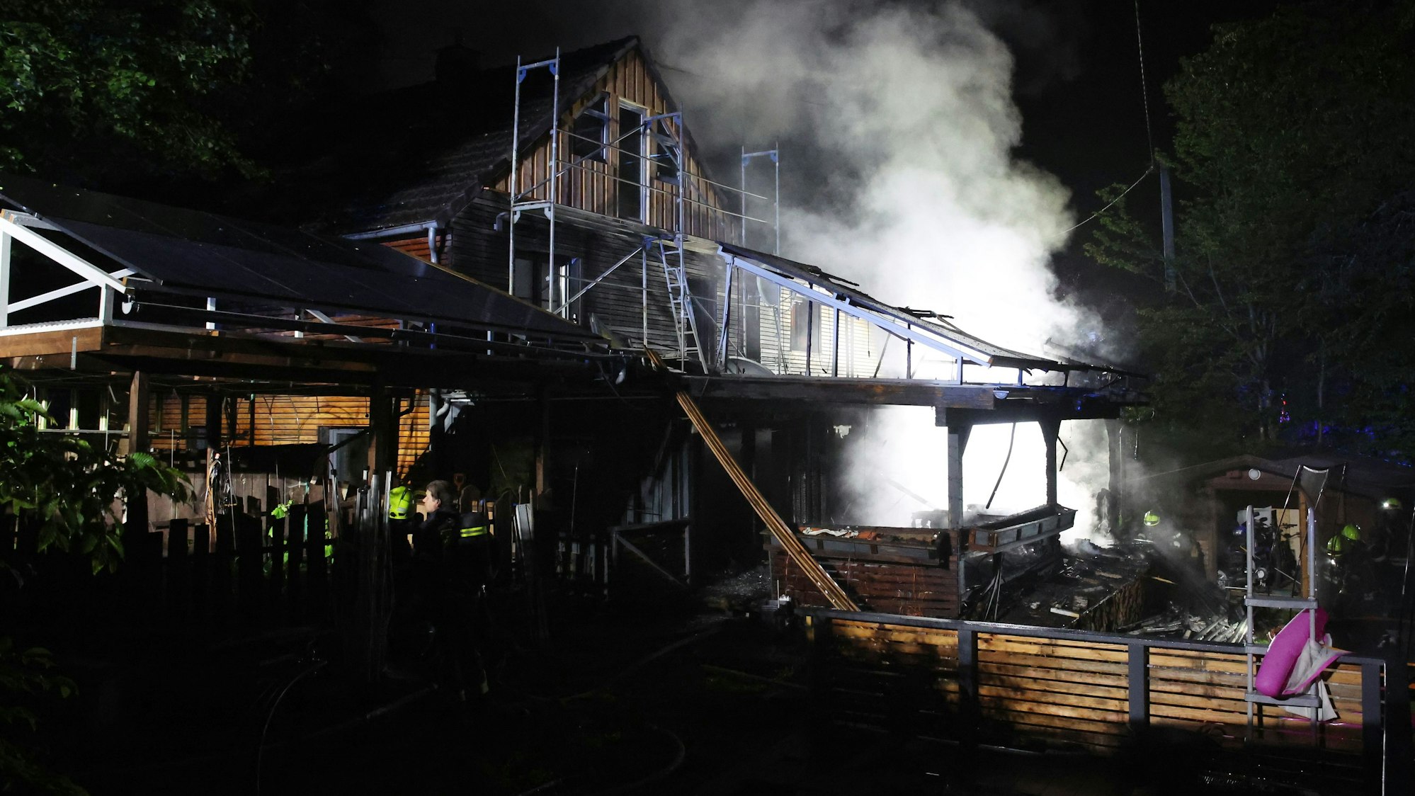 Alle Einheiten der Freiwilligen Feuerwehr Bergneustadt waren in der Nacht zu Samstag in der Ortschaft Immicke im Einsatz. Dort stand ein Wintergarten in Fachwerkbauweise vollständig in Flammen.