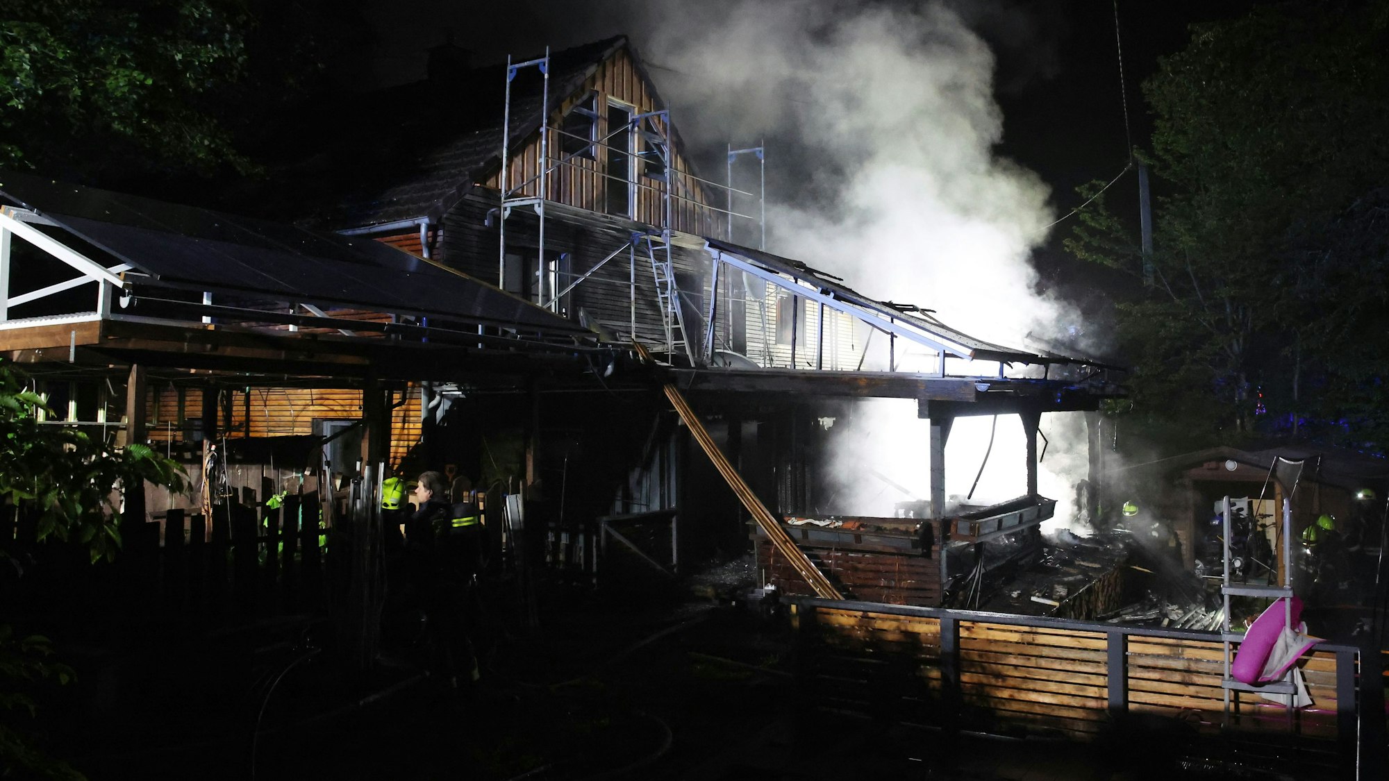 Alle Einheiten der Freiwilligen Feuerwehr Bergneustadt waren in der Nacht zu Samstag in der Ortschaft Immicke im Einsatz. Dort stand ein Wintergarten in Fachwerkbauweise vollständig in Flammen.