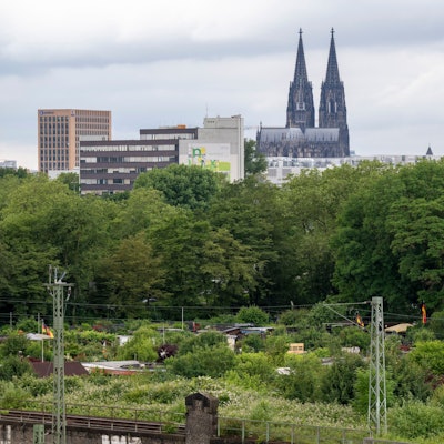 Blick auf die Kleingärten in Buchforst. Der als Kalkberg bekannte Abraumhügel ist ein Sanierungsfall. Foto: Uwe Weiser