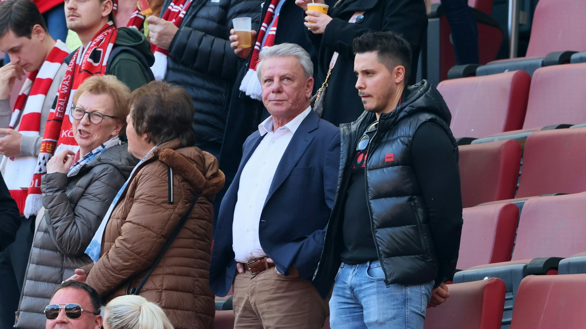 Dieter Prestin verfolgt das Heimspiel des 1. FC Köln gegen Bayer 04 Leverkusen.